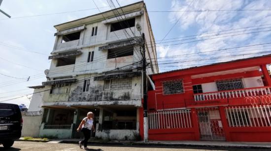 Un edificio de cuatro plantas se hunde e inclina sobre su lado inzquierdo en la calle 15 y Venezuela, en el suroeste de Guayaquil. 