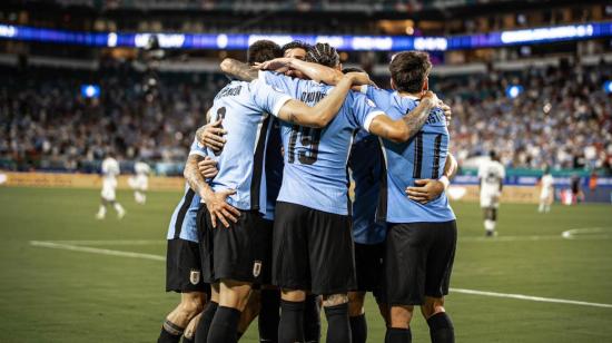 La selección de Uruguay festeja uno de sus goles ante Panamá, el 23 de junio de 2024.