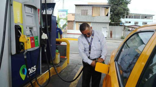 Imagen referencial de un taxista en una estación de gasolina en Quito, 14 de junio de 2024.