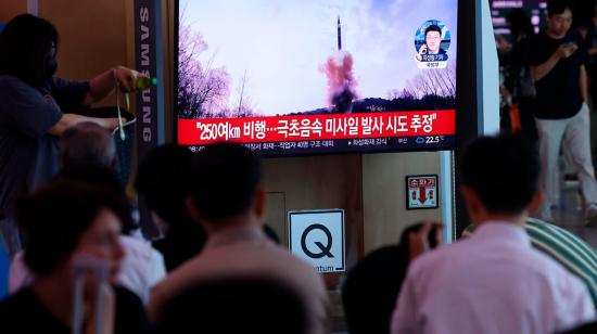 Personas ven el lanzamiento de un misil por parte de Corea del Norte, el 26 de junio de 2024.