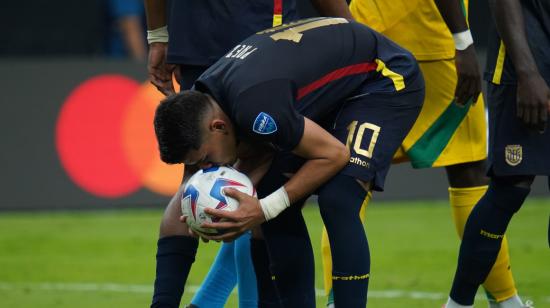 Kendry Páez anotó un gol de penal en el duelo de Copa América ante Jamaica, este 26 de junio de 2024.