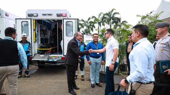 El presidente Daniel Noboa y el ministro de Salud, Antonio Naranjo, en la entrega de ambulancias el 24 de junio 2024