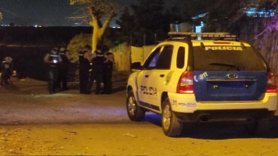 Policías en la escena del crimen en Montecristi, Manabí, el 26 de junio de 2024.