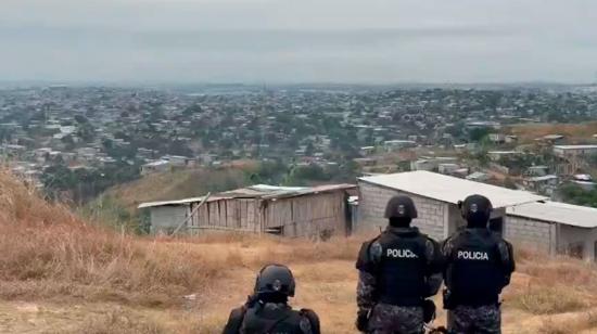 Policías en Nueva Prosperina, en el noroeste de Guayaquil.