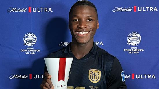 Moisés Caicedo, de Ecuador, con el premio a mejor jugador del partido ante Jamaica por la Copa América, el 26 de junio de 2024.Moisés Caicedo, de Ecuador, con el premio a mejor jugador del partido ante Jamaica por la Copa América, el 26 de junio de 2024.