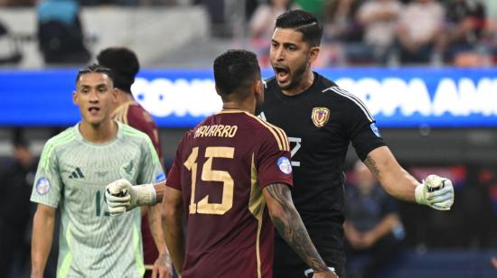 El portero de Venezuela Rafael Romo celebra con su compañero Miguel Navarro su atajada ante México en la Copa América, el miércoles 26 de junio de 2024.