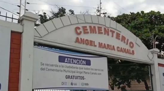 Exteriores del cementerio municipal de Guayaquil, Ángel María Canals, que este 27 de junio amaneció cerrado al público.