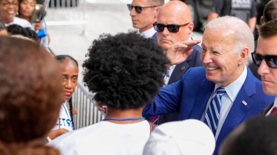 Joe Biden saludando a sus simpatizantes en ciudad de Atlanta, Georgia (Estados Unidos).