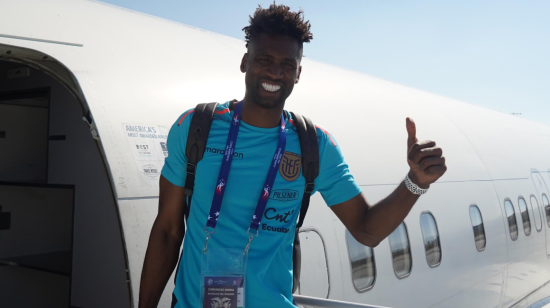 Alexander Domínguez baja del avión en Phoenix, el 27 de junio de 2024.