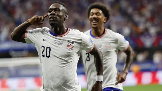 Folarin Balogun celebra su gol con su compañero Chris Richards durante el partido entre Estados Unidos y Panamá por la Copa América, el 27 de junio de 2024.