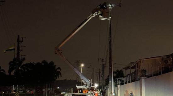 Equipos de CNEL EP trabajando en el restablecimiento del servicio en Guayas, 25 de junio de 2024.