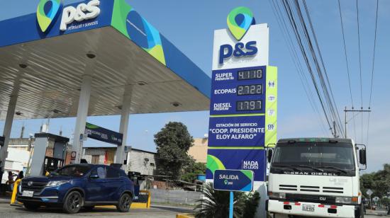Precios de las diferentes gasolinas y el diésel se muestra en una estación de servicio en Guayaquil, el 28 de junio de 2024.