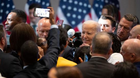 El presidente Joe Biden saluda a simpatizantes, luego del primer debate en Estados Unidos, el 27 de junio de 2024.