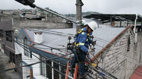 Trabajadores de la Eléctrica Quito en tareas de mantenimiento a red eléctrica.