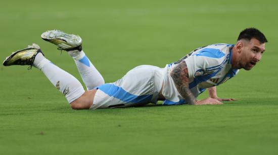 Lionel Messi cae al terreno de juego durante el primer tiempo del partido entre Argentina y Chile, el 25 de junio de 2024.