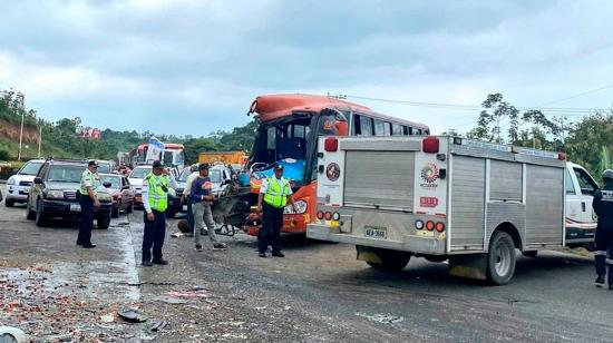 Bus accidentado en la vía E-25 Ventanas-Quevedo, a la altura de Zapotal (Los Ríos).