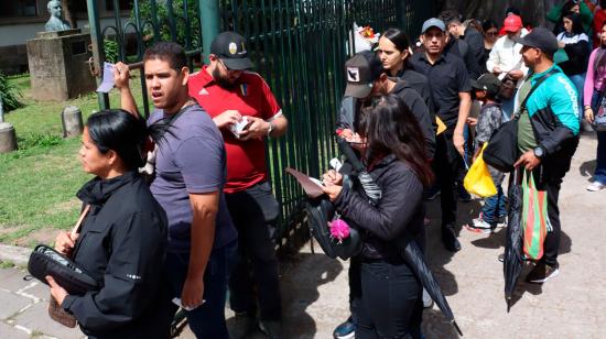 En Quito, ciudadanos venezolanos  retiran sus pasaportes en la Casa de la Cultura.
