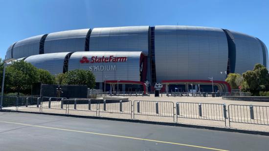 La fachada del State Farm Stadium tiene un revestimiento de paneles metálicos que parecen espejos y reflejan los rayos del sol.