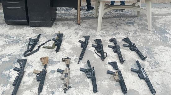 Varios fusiles y otras armas decomisados al grupo criminal 'Los Águilas', en un operativo en Milagro, Guayaquil, 5 de junio de 2024.