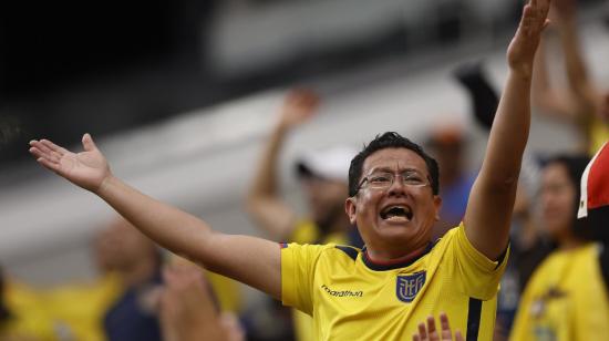 Un hincha ecuatoriano reacciona ante una jugada en el segundo tiempo del partido Ecuador vs. Jamaica, el 26 de junio de 2024.
