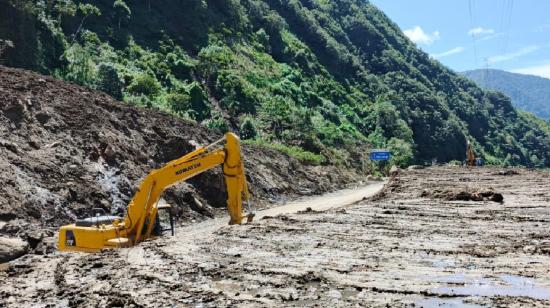 Maquinaria del Ministerio de Transporte trabaja para rehabilitar la vía Baños - Puyo.
