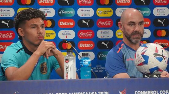 Jeremy Sarmiento y Félix Sánchez Bas en rueda de prensa en el State Farm el 29 de junio de 2024, en la previa del partido entre Ecuador y México.