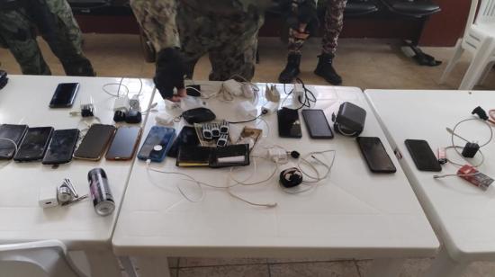 Dinero en efectivo, celulares y otros objetos que estaban en una oficina custodiada por militares en la cárcel La Roca, Guayaquil, 30 de junio de 2024.