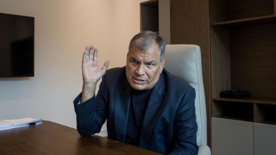 El expresidente Rafael Correa en una entrevista desde Caracas, Venezuela, el 26 de junio de 2024.