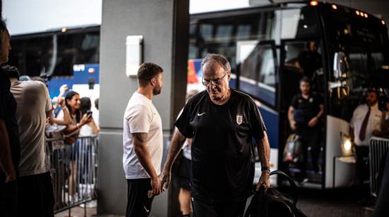 Marcelo Bielsa en su llegada a Kansas el 28 de junio.