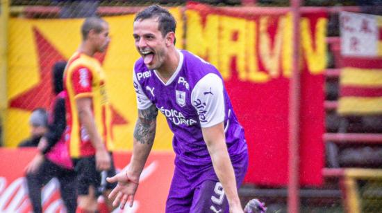 Octavio Rivero festeja un gol con Defensor Sporting, último club en el que militó antes de llegar a Barcelona SC.