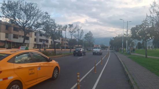 Carros circulan en la avenida Cardenal de la Torre, en el sur de Quito, el domingo 30 de junio de 2024.