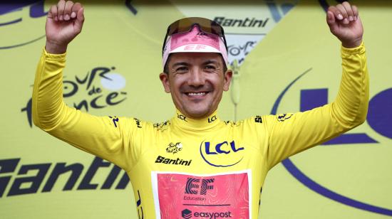 Por primera vez en la historia, Richard Carapaz se viste con el maillot amarillo del Tour de Francia, el 1 de julio de 2024.