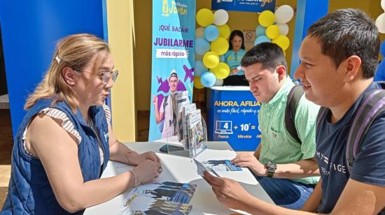 Una funcionaria del Biess explica los créditos del Banco en un punto de atención en la Universidad San Gregorio de Portoviejo, el 27 de junio de 2024. 