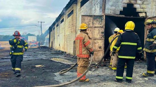 Personal de bomberos de Guayaquil en el incendio en una vivienda del cantón Pedro Carbo, en Guayas, el 1 de julio de 2024.