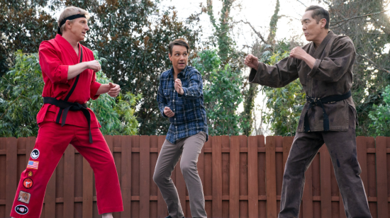 Jhonny Lawrence, Ralph Macchio y Chozen Toguchi en un fotograma de la temporada 6 de Cobra Kai mientras entrenan.