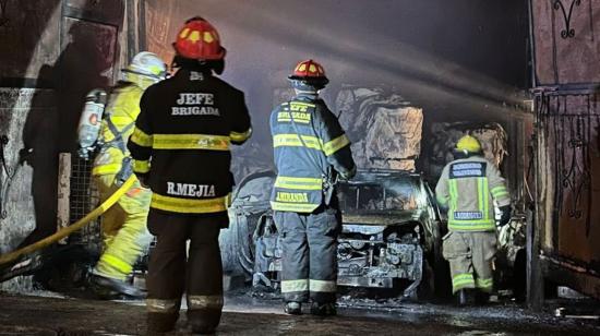 Bomberos de Guayaquil en un incendio en una bodega de papel en Guayaquil, el 2 de julio de 2024.