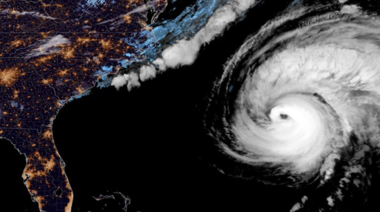 El huracán Beryl, el primero de categoría 5 en el Atlántico, se mueve a través de el Caribe