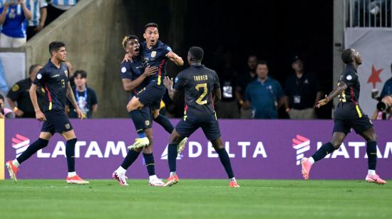 Los jugadores de Ecuador festejan el gol de Kevin Rodríguez ante Argentina, el 4 de julio de 2024.