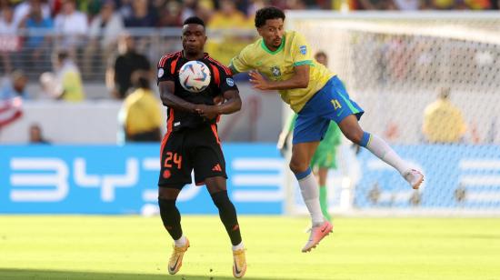 Marquinhos, de Brasil, y Jhon Córdoba, de Colombia, disputan un balón durante el partido de la fase de grupos de la Copa América, el 2 de julio de 2024.