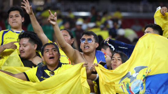 Hinchas ecuatorianos apoyan a la Selección en el estadio State Farm de Glendale, Arizona, el 30 de junio de 2024.