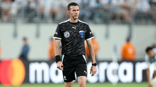 El árbitro uruguayo Andrés Matonte durante el partido entre Chile y Argentina por Copa América en el estadio MetLife, el 25 de junio de 2024.