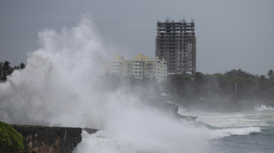 Intenso oleaje en el malecón de Santo Domingo en República Dominicana, por el avance del huracán Beryl, el 2 de julio de 2024.