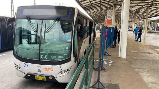 Vista frontal de un bus de transporte público en una estación de Quito, 2 de julio de 2024.