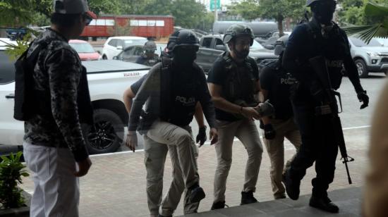 El alcalde de Durán, Luis Chonillo, a su llegada a la antigua estación del tren de Durán, con un fuerte contingente de seguridad, donde presentó este 3 de julio el plan de Convivencia y Gobernanza cantonal.