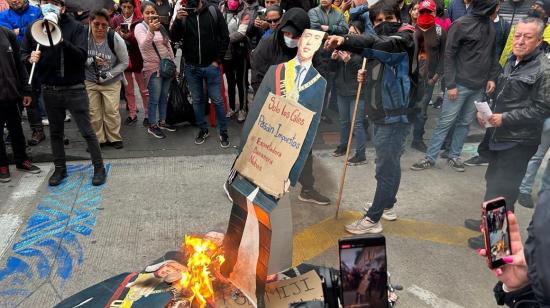 Manifestantes queman imágenes del presidente Daniel Noboa, el 4 de julio de 2024.