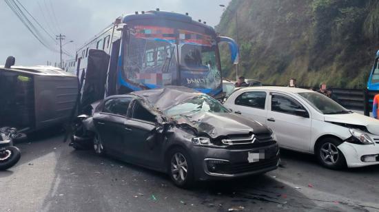 Carros livianos destrozados tras accidente en en la Autopista General Rumiñahui, este 4 de julio.