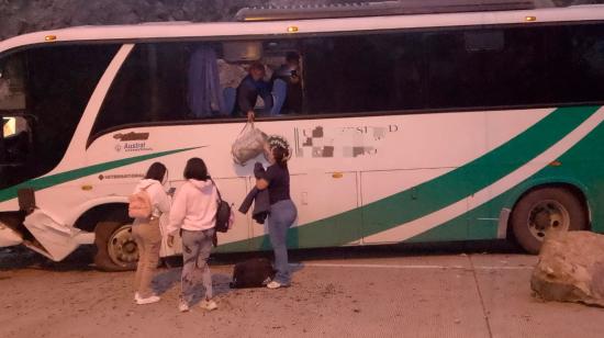 Pasajeros abandonan bus accidentado en Azuay, el 3 de julio de 2024.
