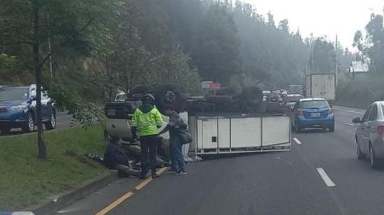 Un camión se volcó en la avenida Simón Bolívar, norte de Quito, el 4 de julio de 2024.