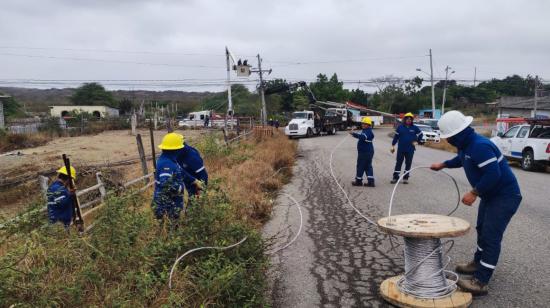 Trabajadores de CNEL atienden una emergencia en la provincia de Santa Elena, 1 de julio de 2024. 