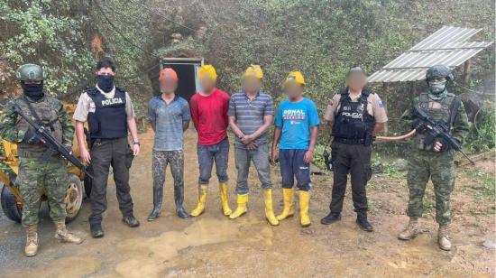 Militares y policías con cuatro de los mineros secuestrados en Ponce Enríquez, el 3 de julio de 2024.
